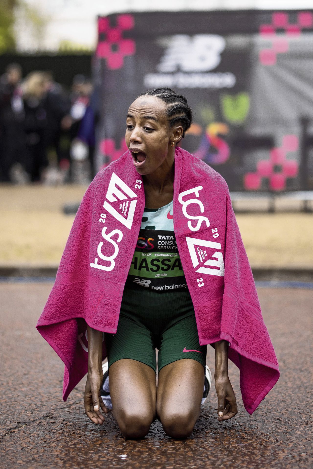 Sifan Hassan kan het zelf bijna niet geloven dat ze de marathon van Londen heeft gewonnen.