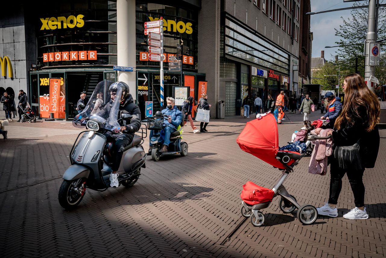 Een Vespa op de kruising van de Grote Marktstraat en het Spui in Den Haag. Scooterrijder Soufian Bakker: „Het gaat ook om de sensatie van zelf sleutelen.”