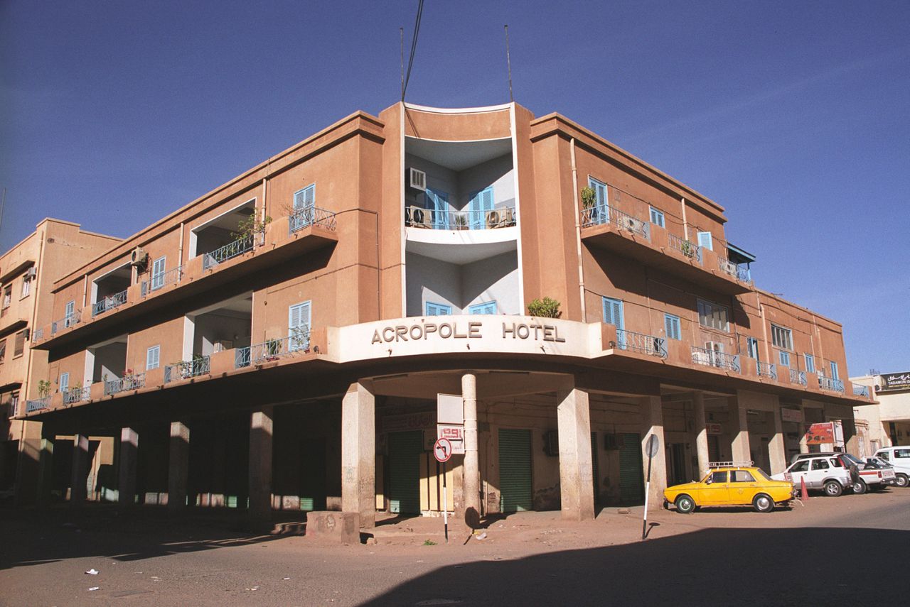 Het Acropole Hotel in de Soedanese hoofdstad Khartoum, voor de verwoesting.