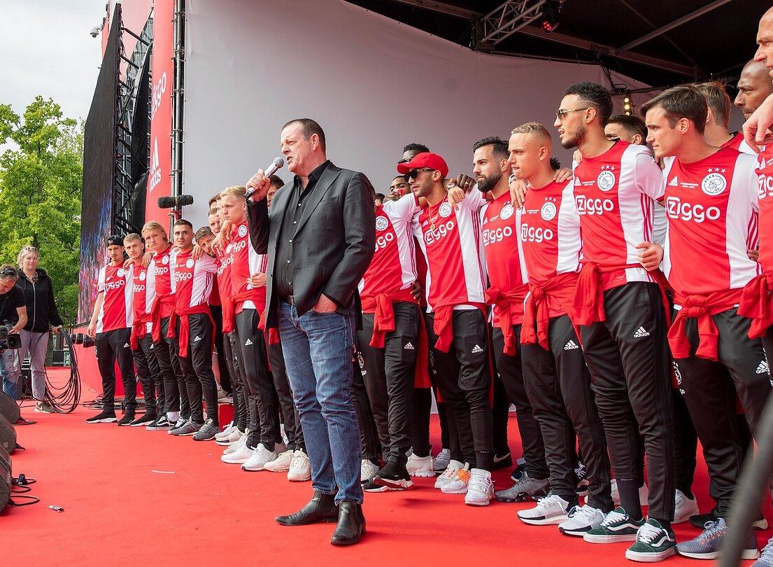 Kees Prins zingt bij die gelegenheid „Dit is mijn club, mijn ideaal”.