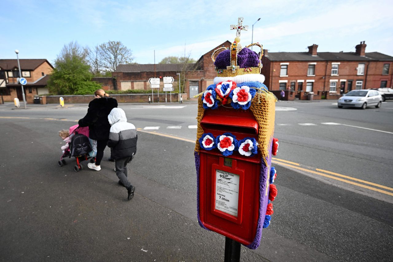 Een postbus in het dorp Haydock in England is versierd met een gebreid kunstwerkje, ter gelegenheid van de aanstaande kroning van Charles III.