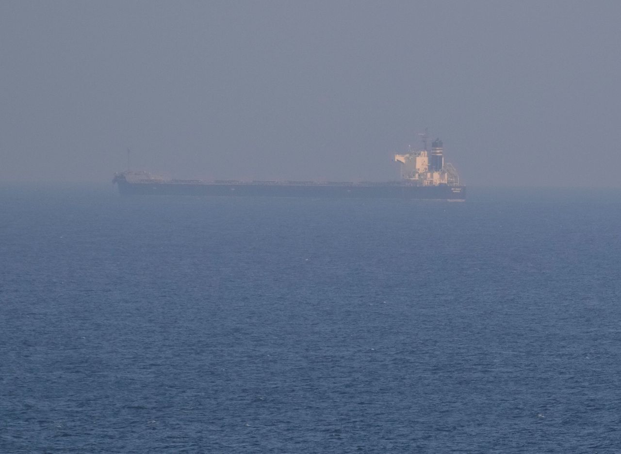 Een schip met Oekraïens graan aan boord in de Zwarte Zee, vlakbij Odesa.