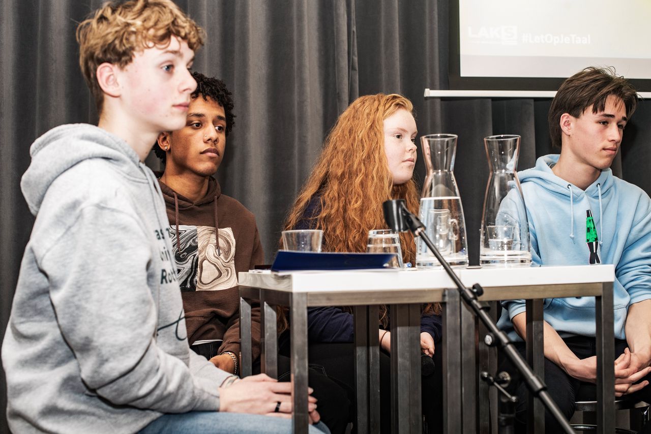 Het Landelijk Aktie Komitee Scholieren lanceerde woensdag in Utrecht de LAKS Taalgids. Vlnr: vmbo’er Kars (15) en de vwo’ers Dada, Sarah en Maarten.