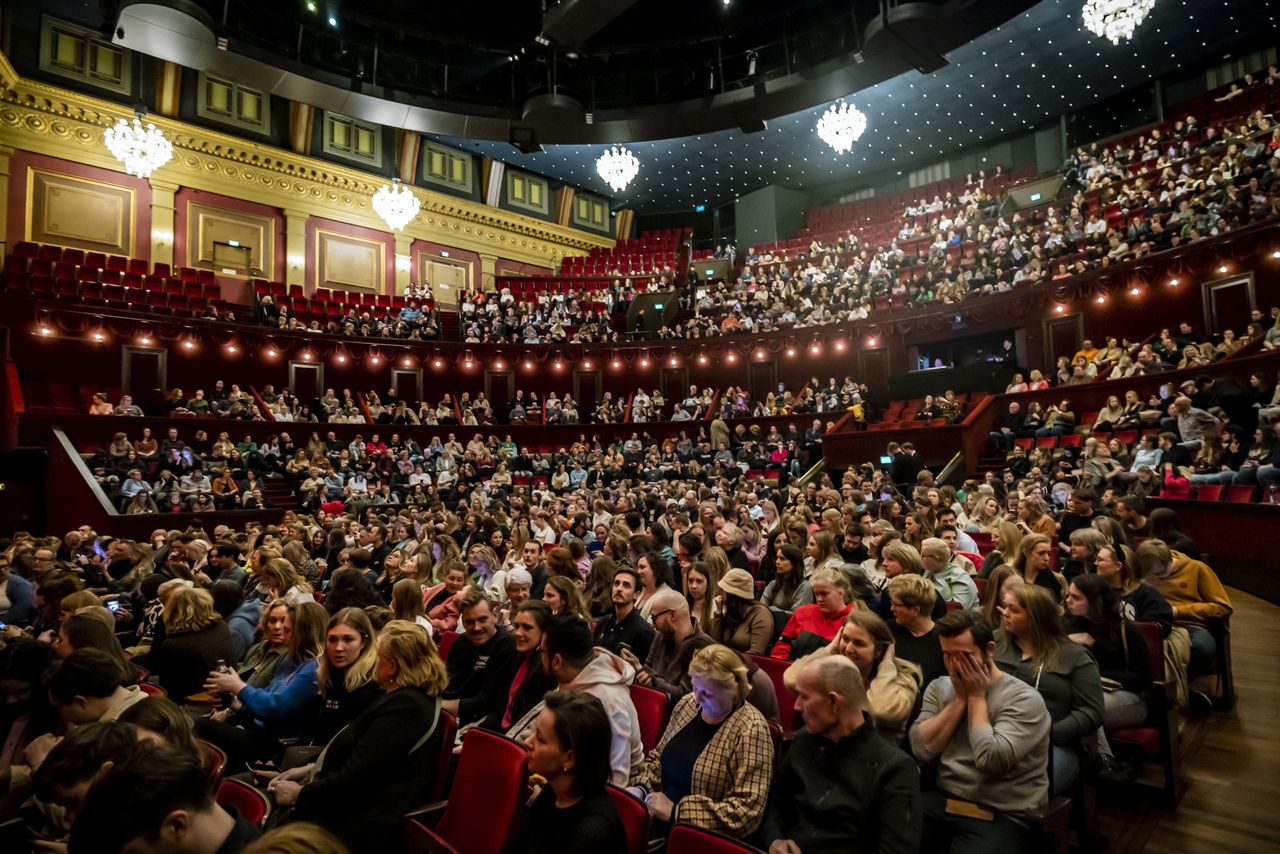 Bezoekers van een voorstelling in Koninklijk Theater Carré.