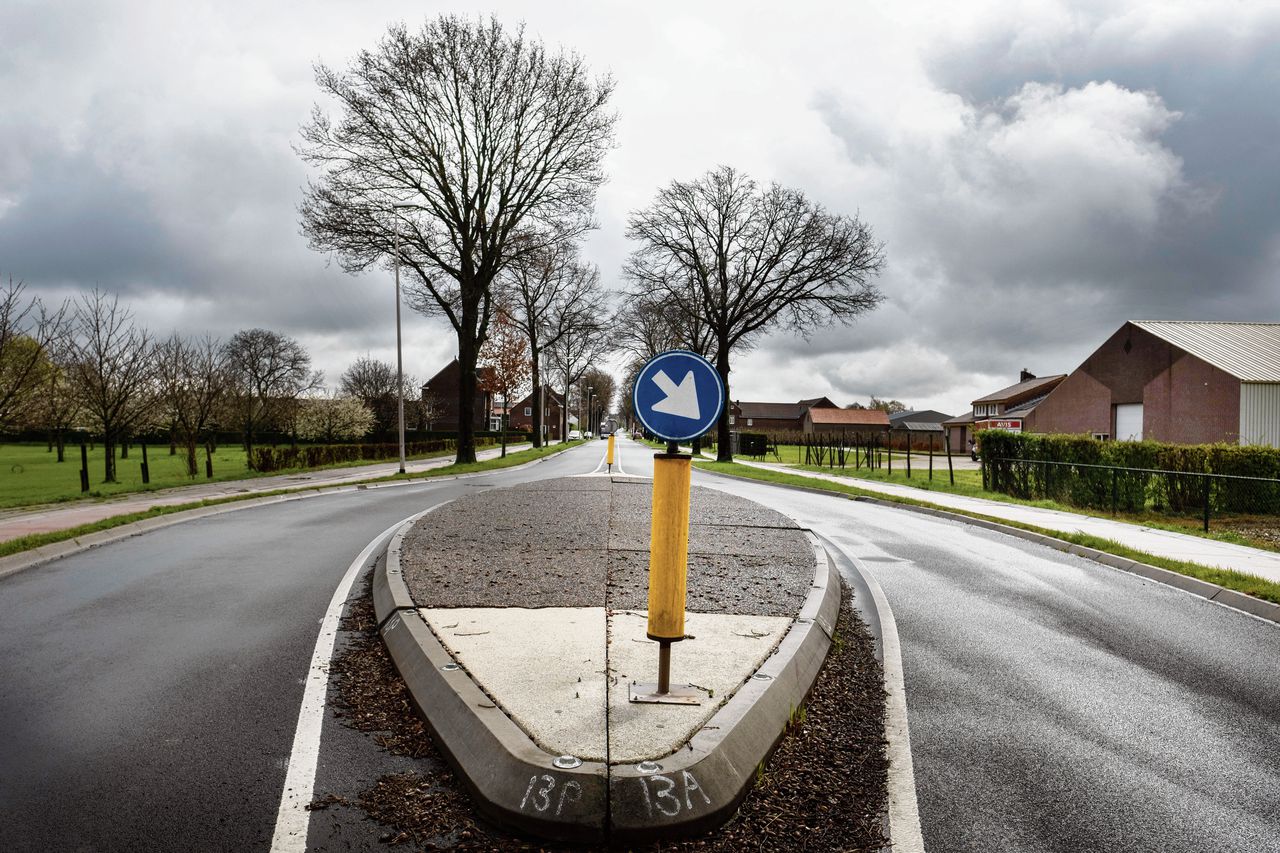 Bij Valkenburg worden onder meer paaltjes, drempels en middenbermen weggehaald voor de Amstel Gold Race.