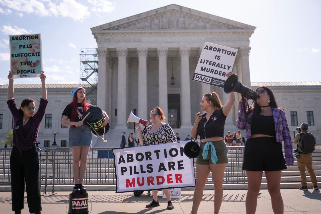 Anti-abortusactivisten betogen vrijdag voor het gebouw van het Amerikaanse Hooggerechtshof in Washington.