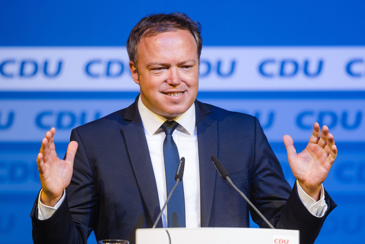 Mario Voigt, hier tijdens een verkiezingsbijeenkomst in 2022, wordt in Duitsland al langer onderzocht vanwege mogelijke corruptie.