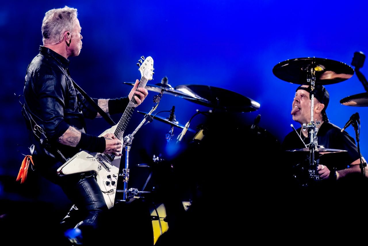 James Hetfield (links) en Lars Ulrich tijdens het eerste van twee concerten in de Johan Cruijff Arena in Amsterdam, de aftrap van hun wereldtour.