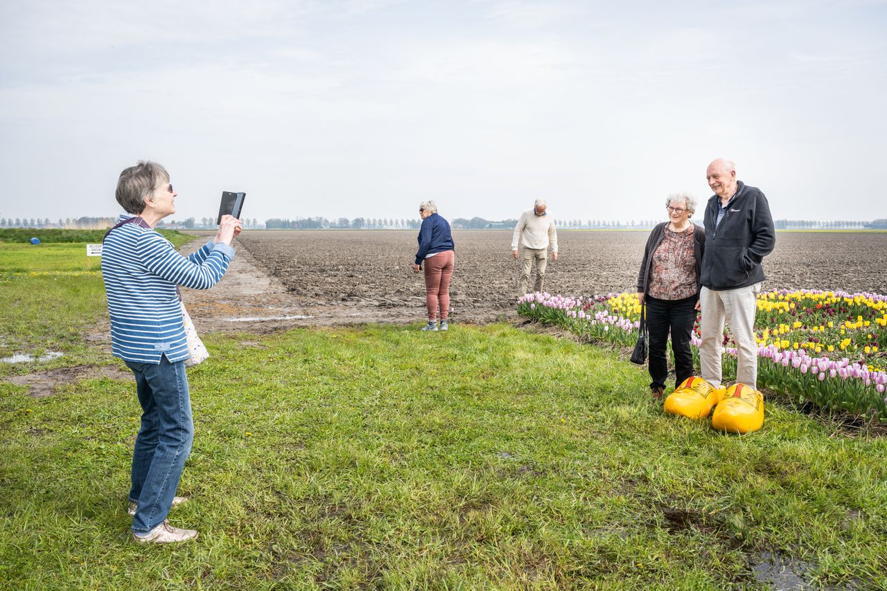 Bezoekers van het tulpenfestival in Creil nemen foto’s op een speciaal daarvoor ingericht ‘selvieveld’.