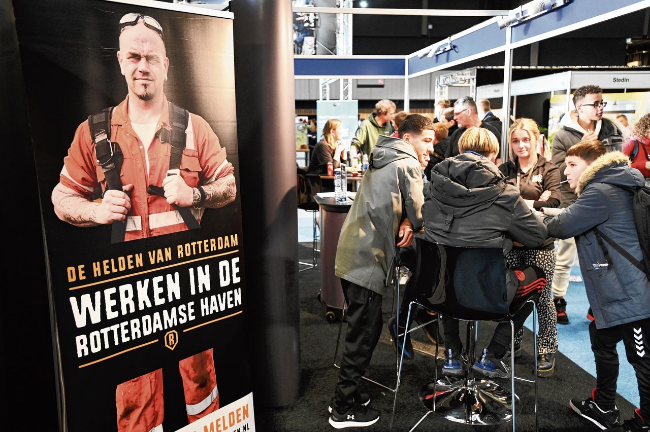 Er wordt personeel voor de Rotterdamse haven geworven op een studiekeuzebeurs in Ahoy.