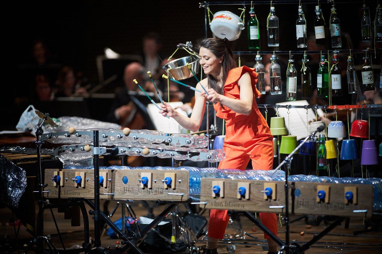 Percussioniste Vivi Vassileva tijdens het eenmalige ‘Make music, not trash’-concert van het Residentie Orkest.