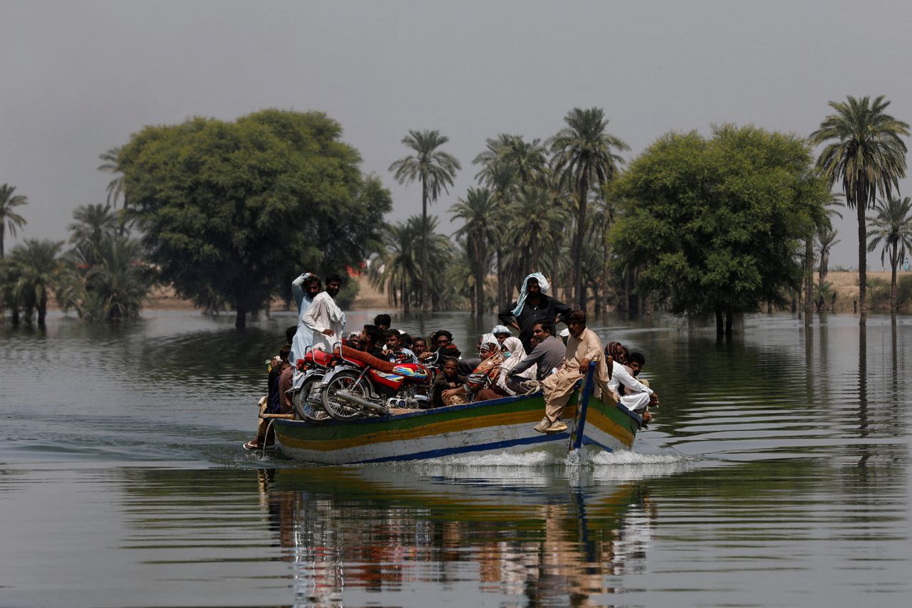 Slachtoffers van overstromingen in Pakistan in 2022. De ramp verslechtert de financiële situatie van het land.