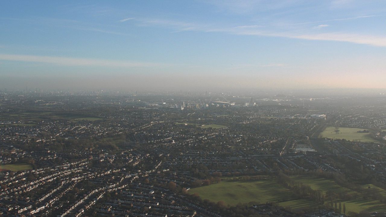 Beeld van Londen vanuit de lucht uit Steve McQueen’s film ‘Grenfell’ (2019).