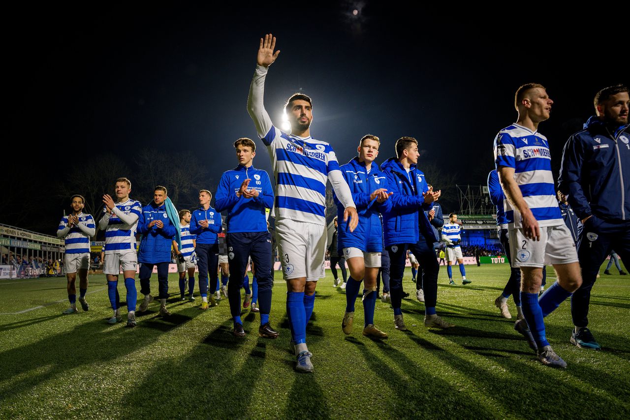 De spelers van SV Spakenburg bedanken het publiek na de 1-2 nederlaag tegen PSV in de halve finale van het bekertoernooi.