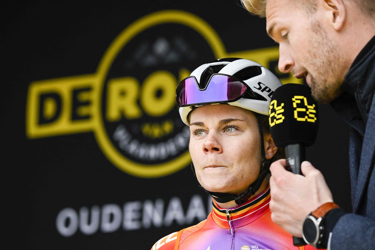 Lotte Kopecky wordt zondag geïnterviewd voor de start van de Ronde van Vlaanderen.