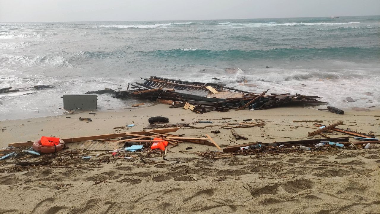 Aangespoelde wrakstukken op een Italiaans strand na schipbreuk van een migrantenschip op 26 februari, waarbij zeker dertig mensen om het leven kwamen.