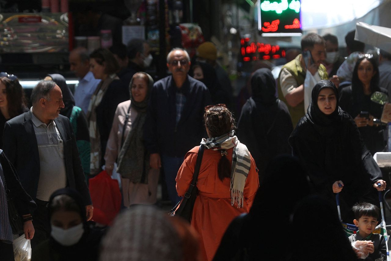 Steeds meer vrouwen in Iran weigeren hun hoofddoek te dragen sinds de dood van de 22-jarige Mahsa Amini.