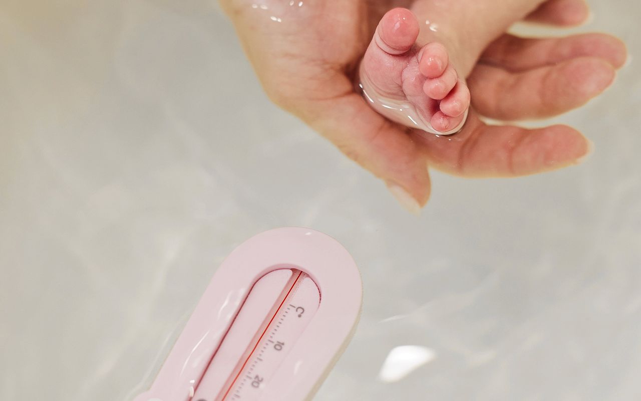 Een baby moet baden in water dat precies de juiste temperatuur heeft.