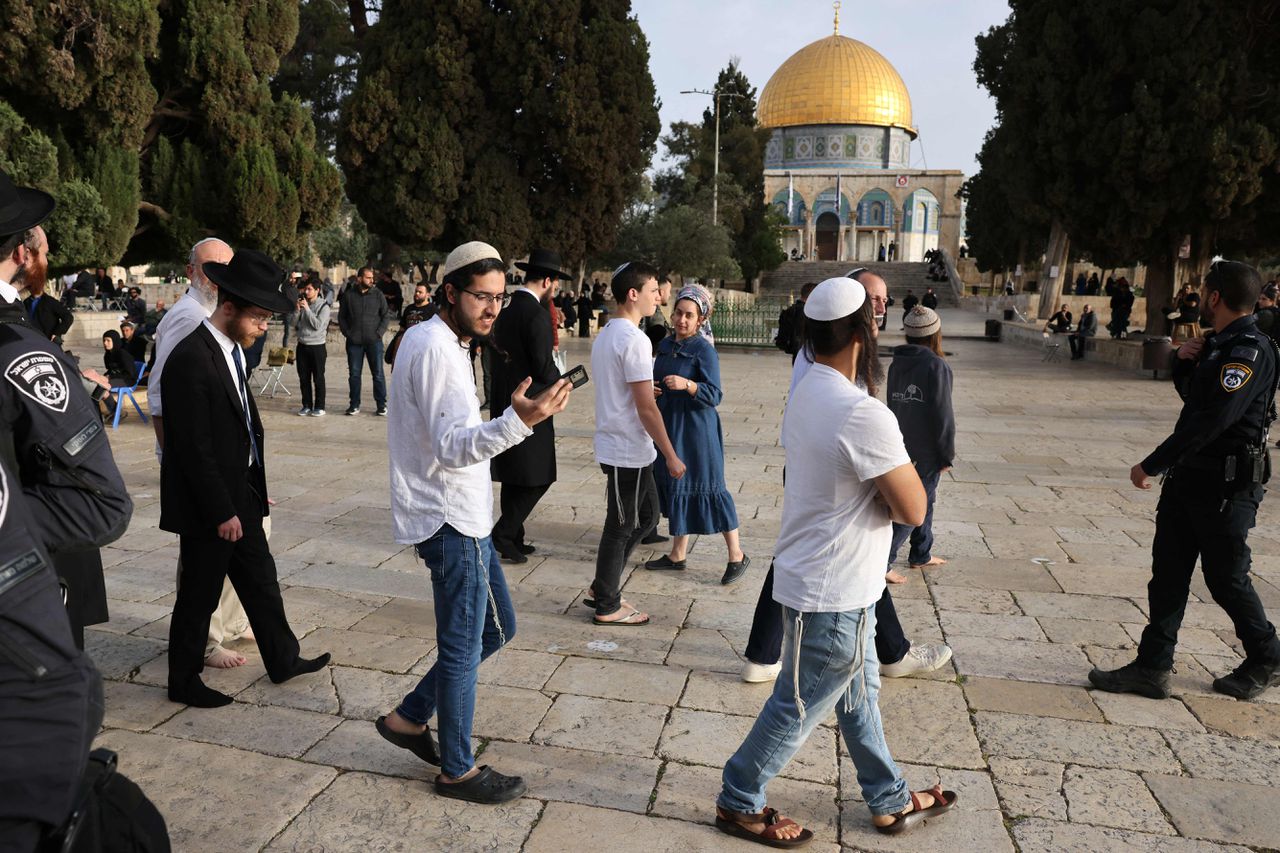 Joodse gelovigen op de Tempelberg, bewaakt door Israëlische handhavers. Op de achtergrond de Al-Aqsa-moskee.