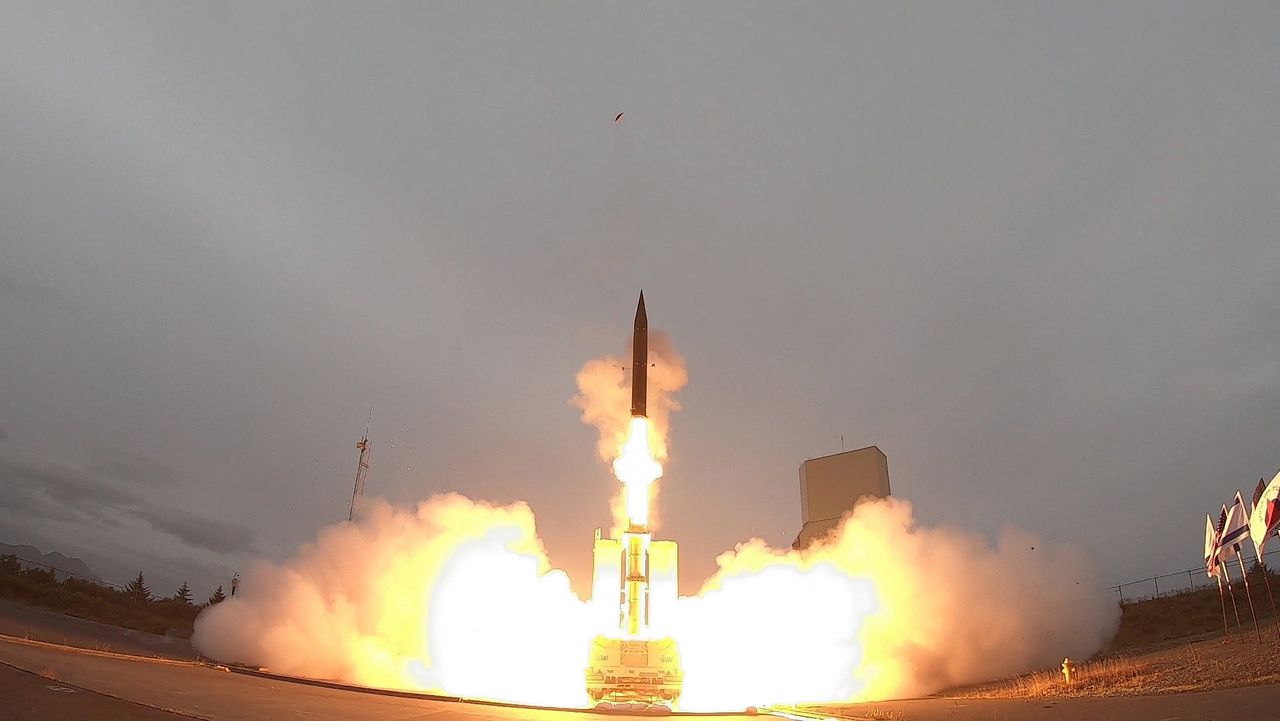 Het Israëlische luchtafweersysteem Arrow 3 schiet een onderscheppingsraket af tijdens een test in Alaska.