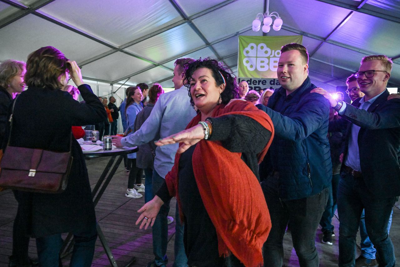 Caroline van der Plas, leider van de Boer Burger Beweging (BB), danst op muziek van John de Bever bij de lancering van de jongerenafdeling BBB Jong op een boerderij in Doornspijk.