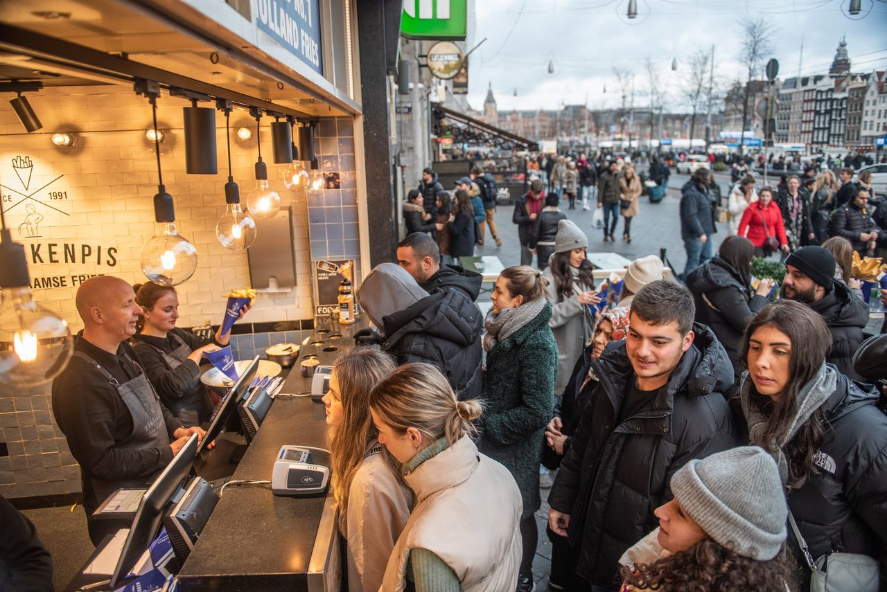 Toeristen op het Damrak in Amsterdam. De genoemde Britten uit deze reportage staan niet op de foto.