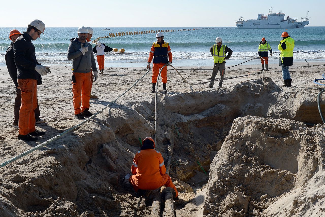 De SeaMeWe-5-datakabel loopt van Singapore naar het Franse Toulon. Rond de SeaMeWe-6-kabel, die ongeveer hetzelfde tracé volgt, is een felle geopolitieke strijd gevoerd.