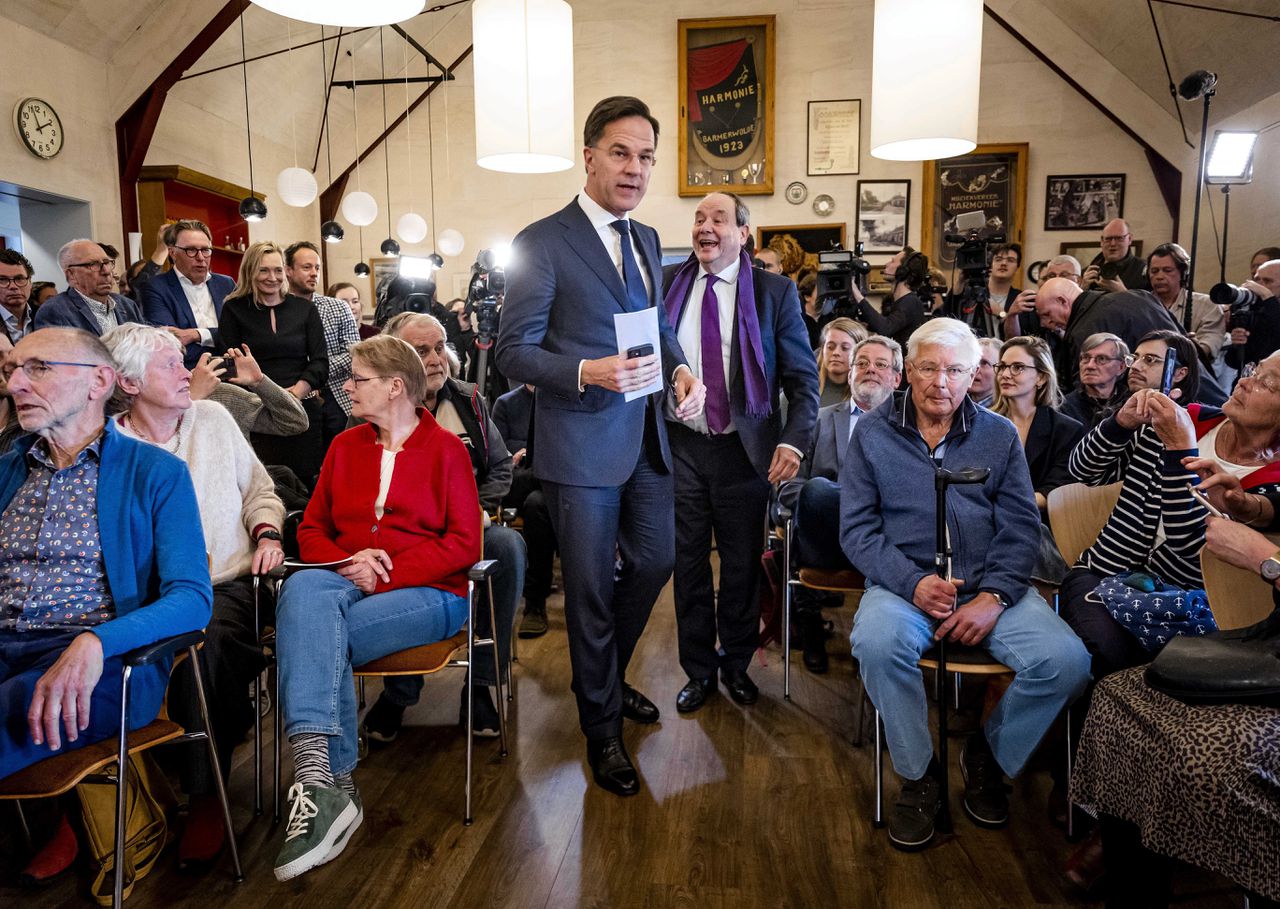 Premier Mark Rutte en staatssecretaris voor Mijnbouw Hans Vijlbrief bij de presentatie van de kabinetsreactie op de parlementaire enquête.