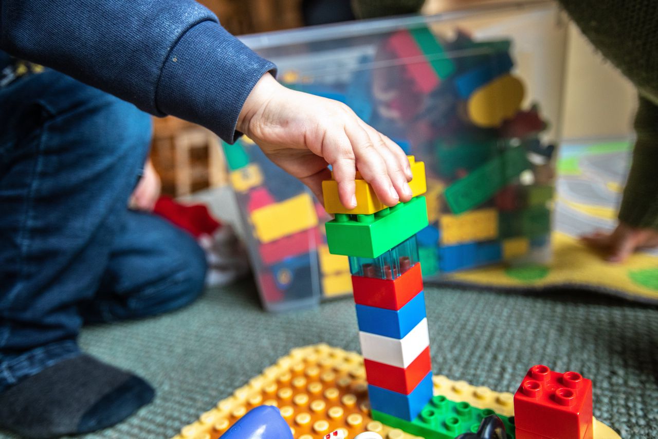 Een kind speelt met blokken bij een kinderopvang in Utrecht. Het kabinet wil de maatregel om de kinderopvang gratis te maken twee jaar uitstellen.