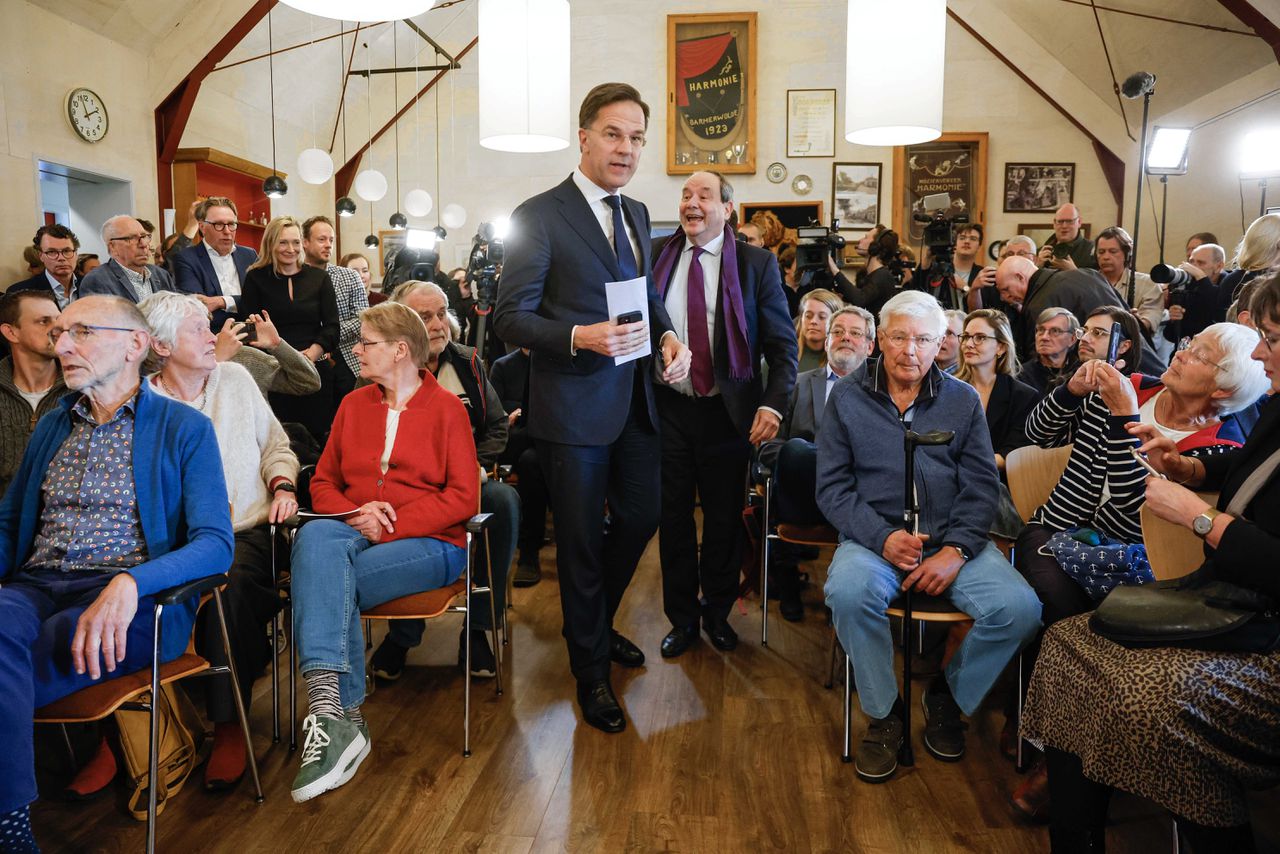 Bij dorpshuis de Leeuw in Garmerwolde presenteren staatssecretaris Hans Vijlbrief en premier Mark Rutte de kabinetsreactie op het rapport van de parlementaire enquêtecommissie.