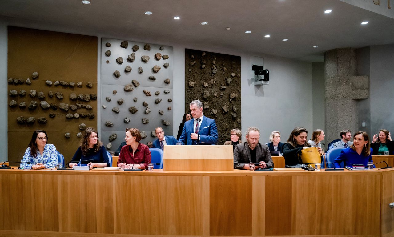 Leden van de parlementaire enquetecommissie aardgaswinning Groningen, met staand voorzitter Tom van der Lee (GroenLinks), voor het Kamerdebat donderdag over het rapport ‘Groningers boven gas’.