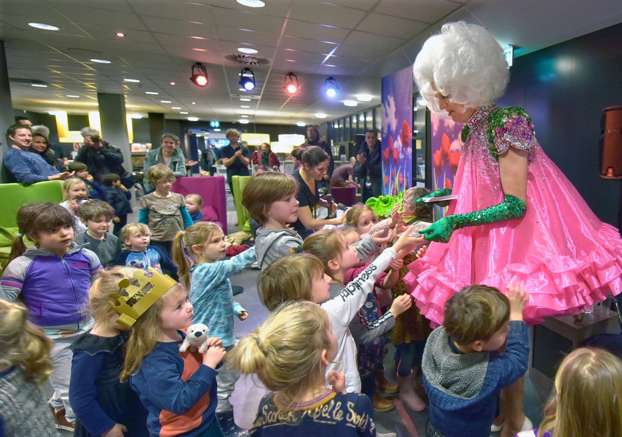 Dragqueen Dolly Bellefleur tijdens het optreden in 2019 in de bibliotheek in Nijmegen.