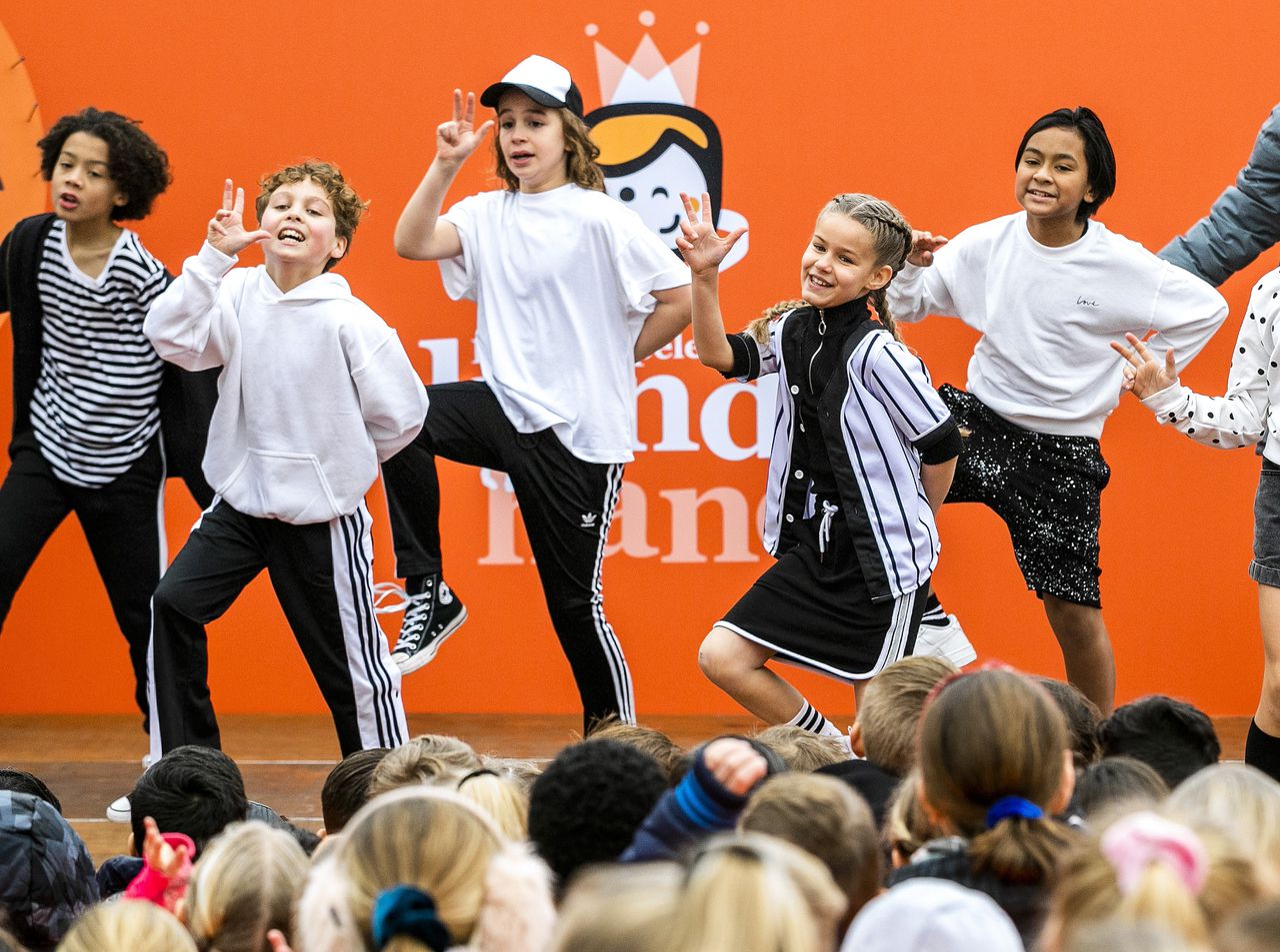 Kinderen voor Kinderen treden op tijdens de kick-off van de Koningsspelen 2020 op basisschool De Sterrenwacht in Hellevoetsluis.