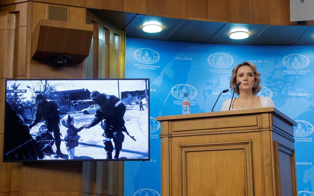 De Russische commissaris voor kinderrechten Maria Lvova-Belova, dinsdag tijdens een persconferentie in Moskou. Zijn ontkende fel de beschuldiging dat Rusland kinderen uit Oekraïens gebied naar Rusland overbrengt.