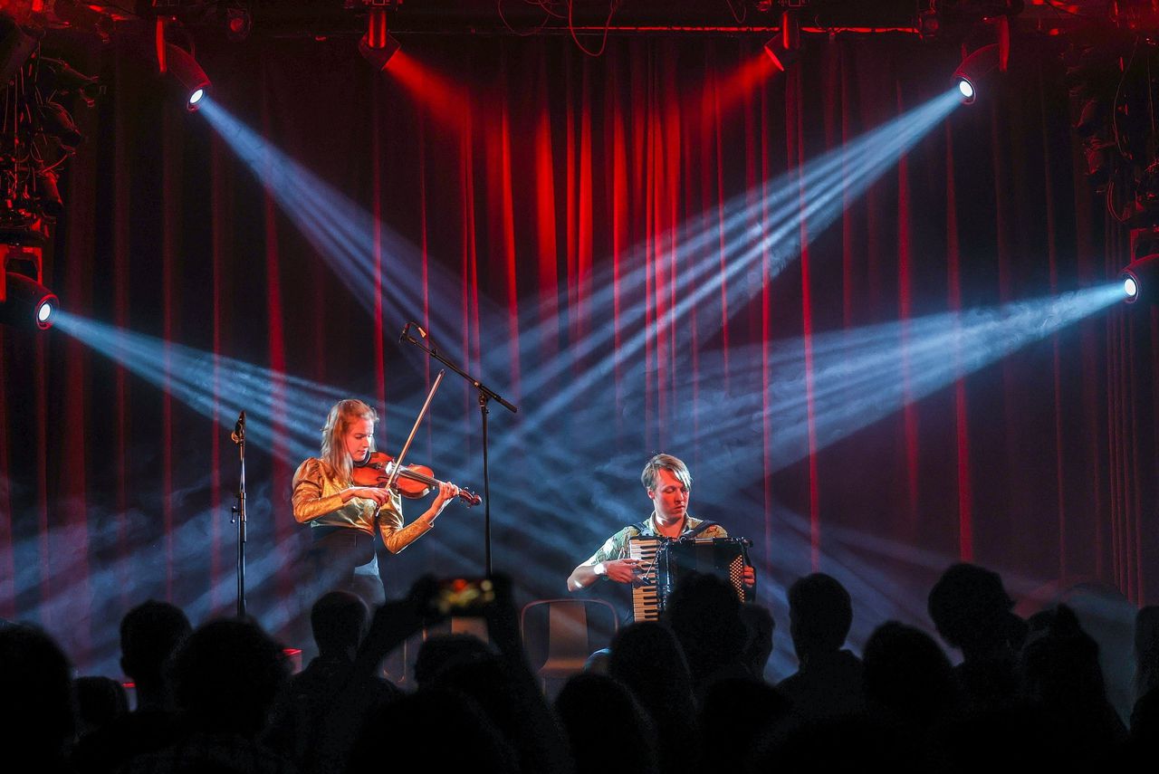 Violist Merel Vercammen en accordeonist Wilco Oomkes op Klassifest, in de kleine zaal van Paradiso in Amsterdam.