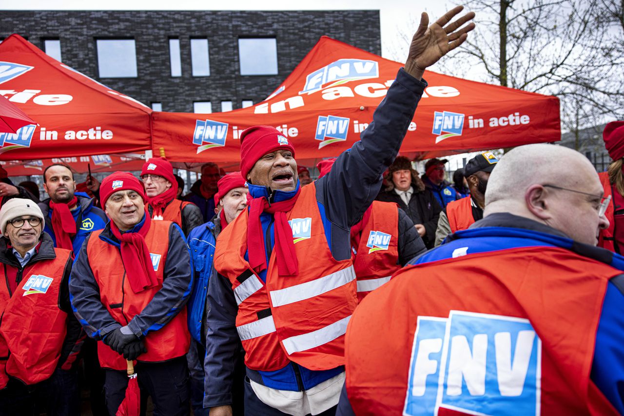 Werknemers van een distributiecentra van Albert Heijn verzamelen om zich in te schrijven voor een staking. De staking kan ervoor zorgen dat supermarkten van AH niet meer bevoorraad worden en dat er lege schappen ontstaan.