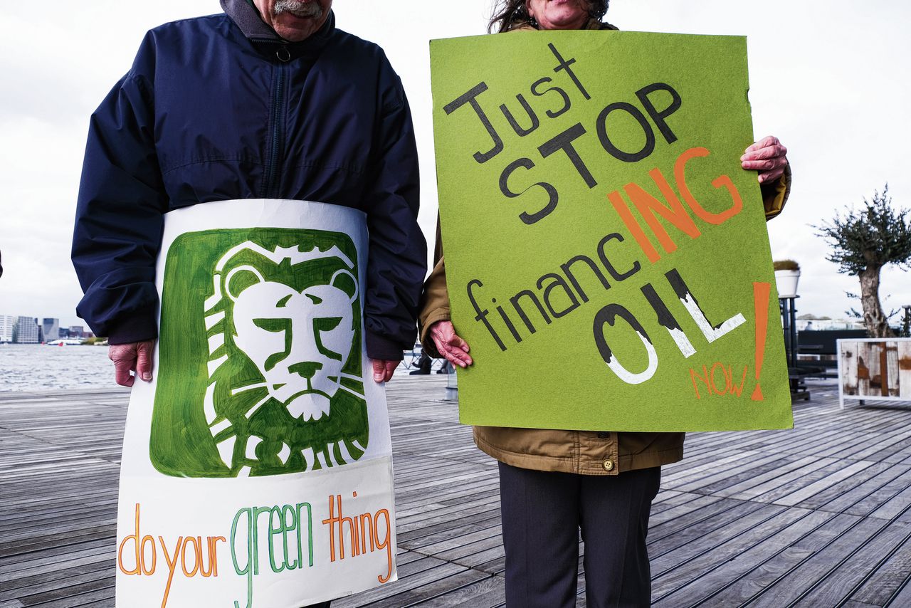 Klimaatactivisten zijn kritisch op de fossiele investeringen van ING.