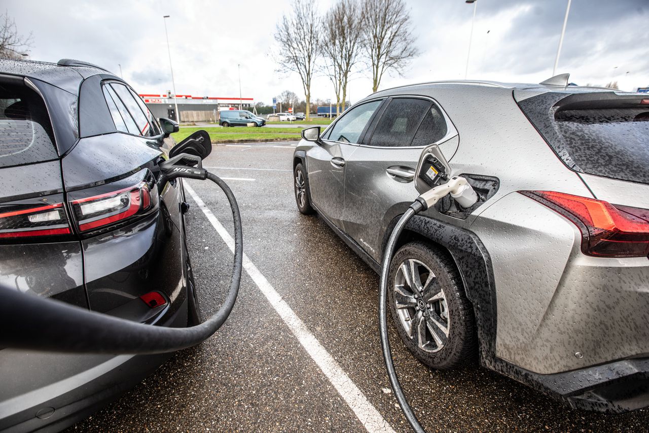 Elektrische auto’s aan de laadpaal.