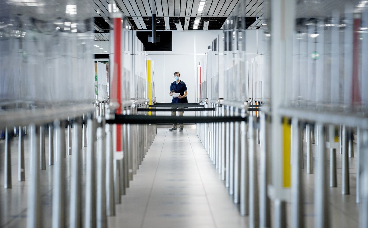 Een reiziger op Schiphol. Van alle Nederlandse bedrijven kreeg KLM de meeste coronasteun van de overheid.