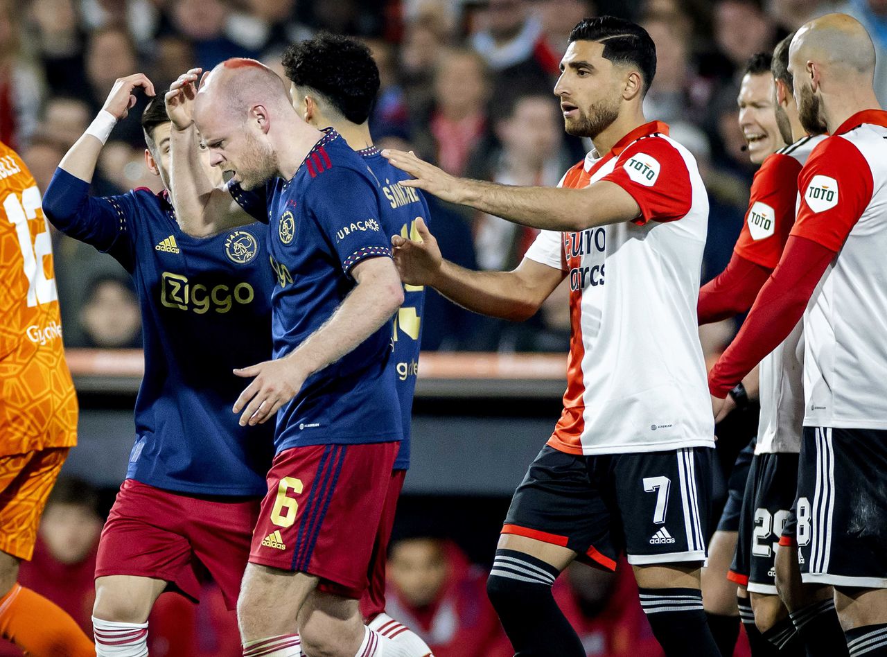 Ajax-middenvelder Davy Klaassen (l) voelt aan zijn bloedende achterhoofd, dat even hiervoor door een Feyenoord-supporter is geraakt met een voorwerp.