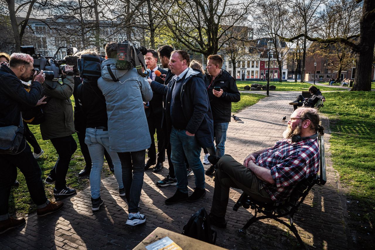 Premier Mark Rutte arriveert bij het Groningse provinciehuis. Het kabinet heeft volgens de Tweede Kamer een ‘ereschuld’ in te lossen tegenover bewoners van het aardbevingsgebied.