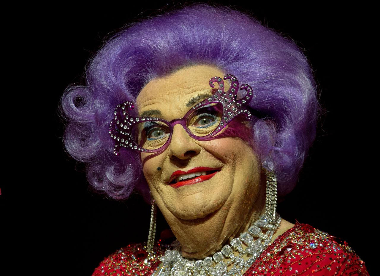 Barry Humphries als zijn iconische personage Dame Edna Everage.