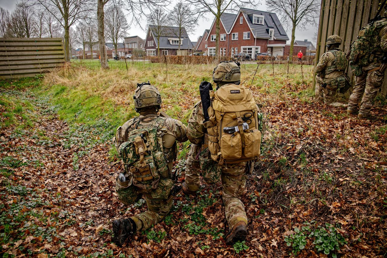 Oefening van de Luchtmobiele Brigade uit Arnhem in Ruinerwold.