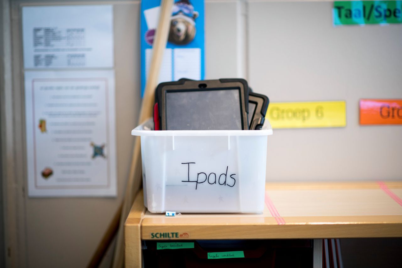 Een bak vol met Ipads op basisschool de AppelGaard in Nijkerk.