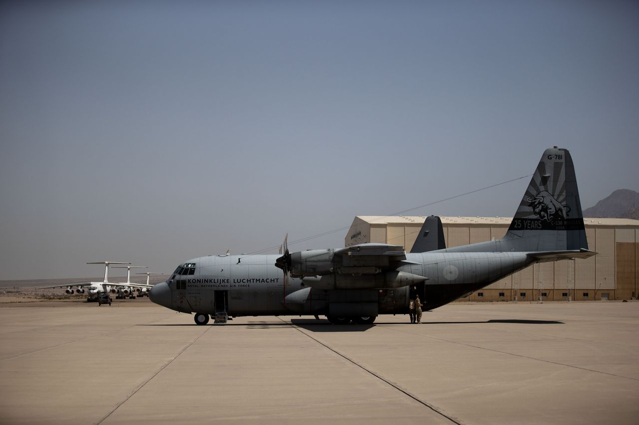 Een C-130 Hercules transportvliegtuig van de Nederlandse luchtmacht in het Jordaanse Aqaba.