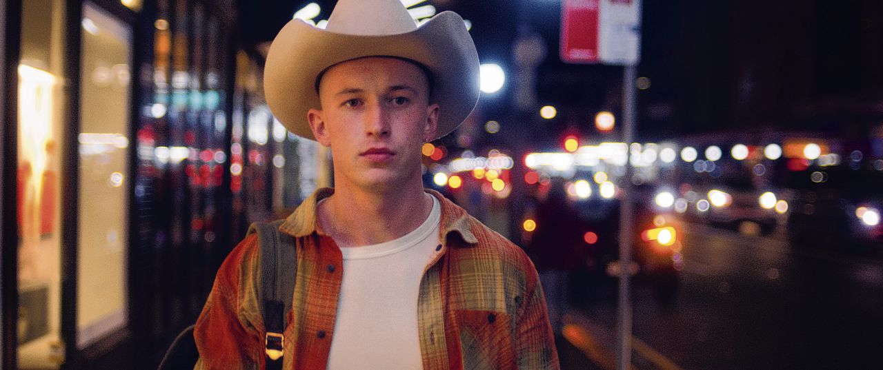 Casey (Josh Lavery) vlucht vanuit zijn homofobe geboortedorp naar de grote stad Sydney, in ‘Lonesome’.