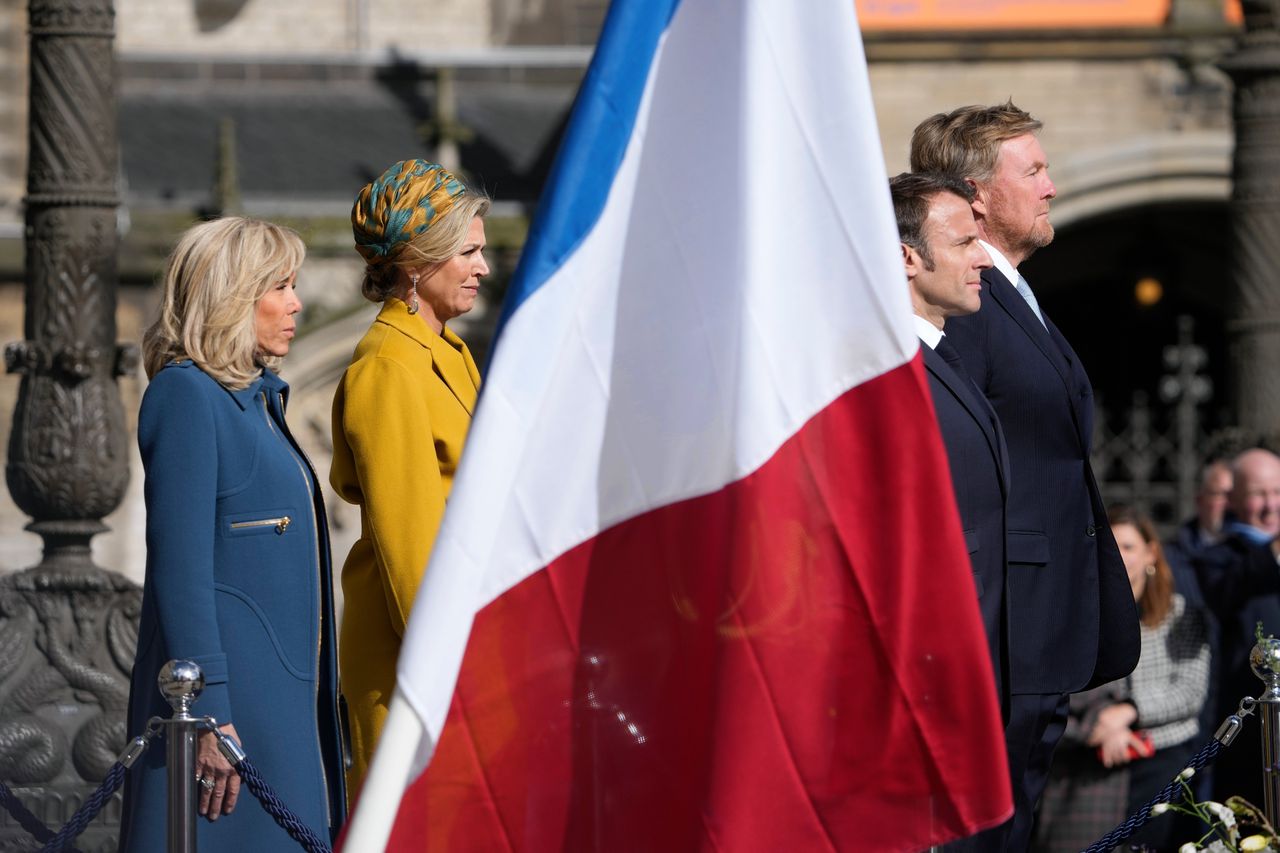 President Macron en zijn vrouw werden dinsdag op en bij het paleis op de Damin Amsterdam ontvangen door koning Willem-Alexander en koningin Maxima.