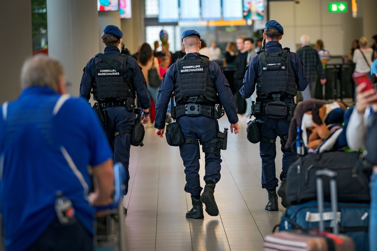 De marechaussee onderschepte aan de landsgrenzen 1.598 valse papieren.