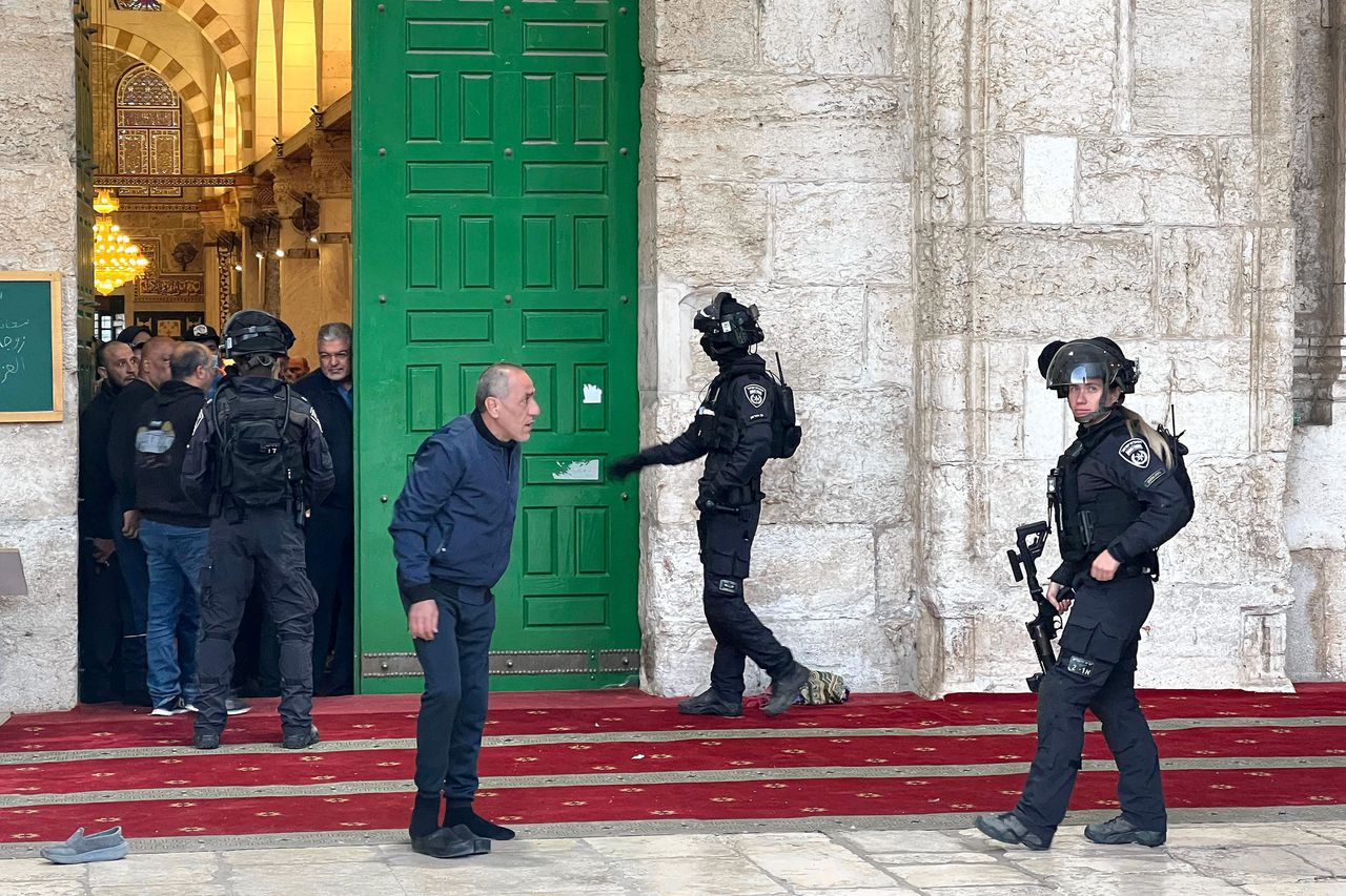 Israëlische politie buiten de Al-Aqsamoskee in Jeruzalem.