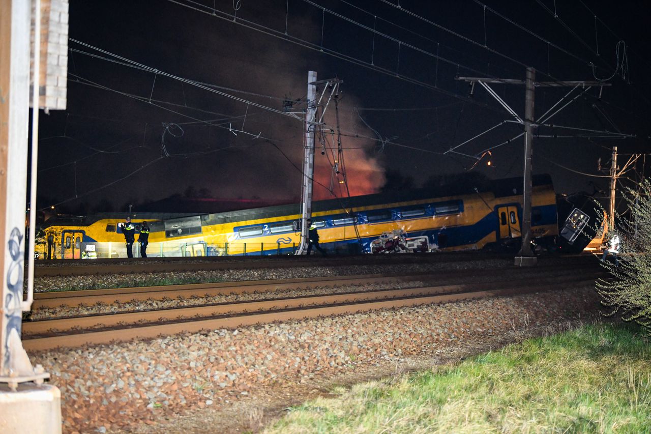 Bij een botsing tussen een personentrein en een goederentrein zijn meerdere personen zwaargewond geraakt.